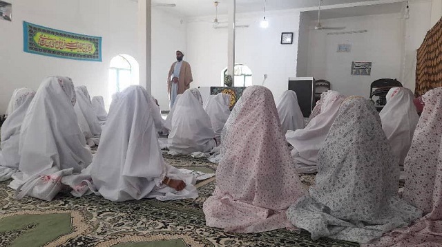 جشن عبادت و بندگي 34 نفر از دختران دانش آموز روستاي سرمست برگزار شد